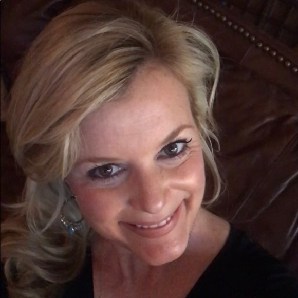 Meet your Posher, Lora - Picture 1 of 1